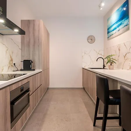 Апартаменты Brand New With Garden And Parking