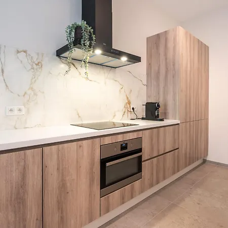 Brand New With Garden And Parking *